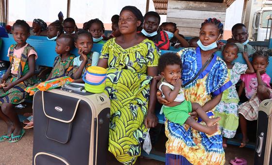 Беженцы возвращаются в столицу ЦАР Банги из ДР Конго.